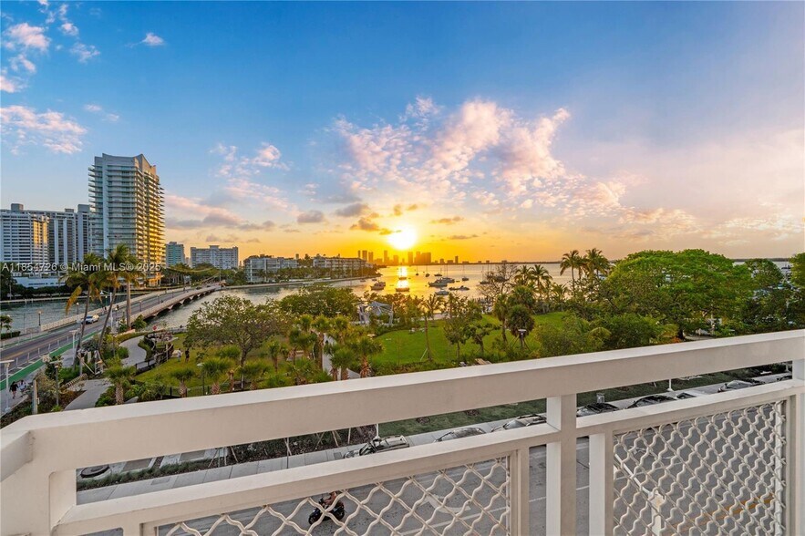 Building Photo - 1701 Sunset Harbour Dr