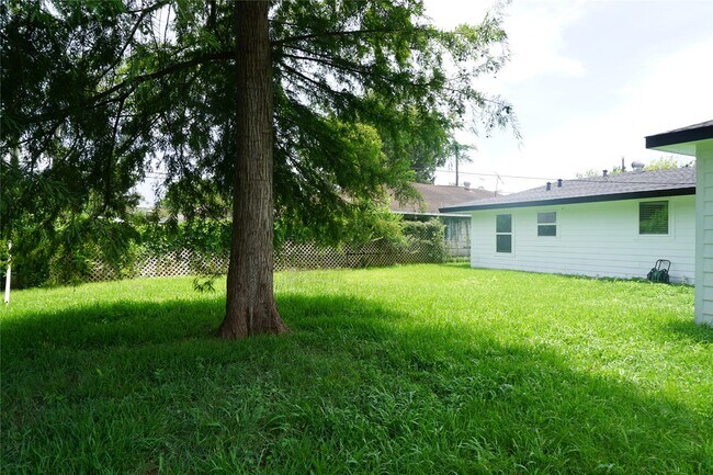 Building Photo - 1610 Antoine Dr