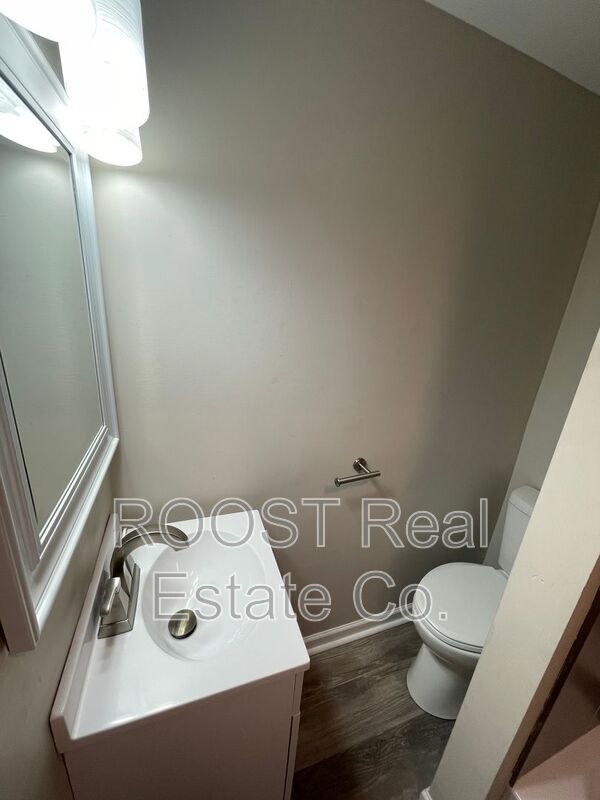 Building Photo - 482 E Markison Ave