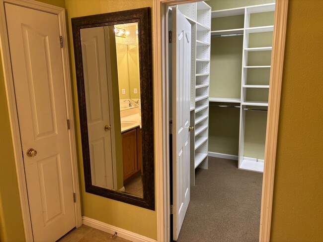 Building Photo - Lakeside Community Beauty