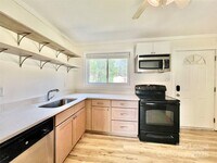 Building Photo - 5435 Lantana Ave