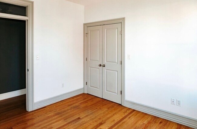 Building Photo - 643 E 5th St