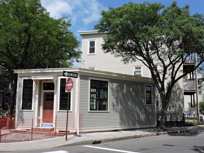 Building Photo - 147 Webster Ave