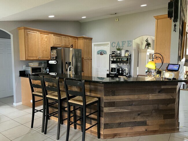 Building Photo - 1211 SW Dalton Ave