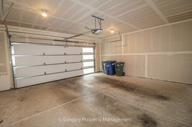 Building Photo - Newer Luxury 4 Bed 3 Bath 2 Car Garage Townhouse in Desirable Downtown Bothell Location. Walk to ...