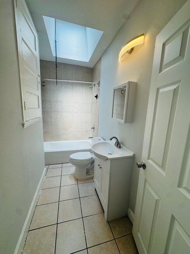 Building Photo - Remodeled 3bd/1 House with Rear yard!! SEC...