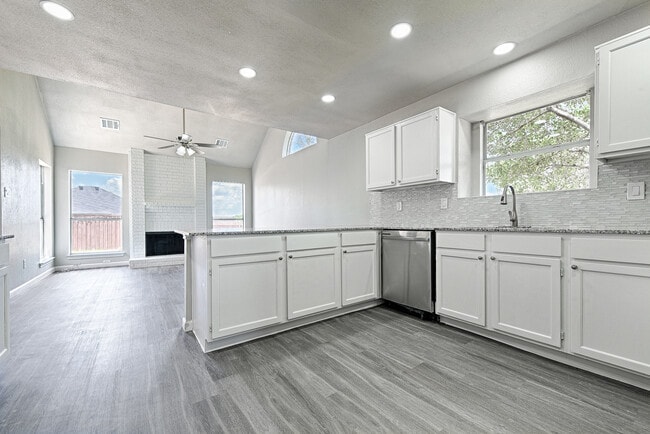 Building Photo - 2038 Biscayne Dr