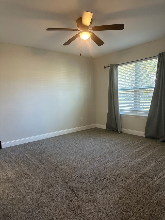 Building Photo - 3 Bedroom with extra Office Space AVAILABLE NOW!