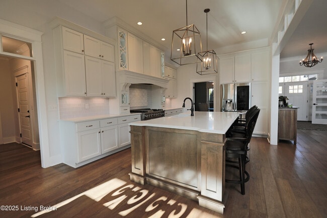 Building Photo - 14000 Glendower Dr