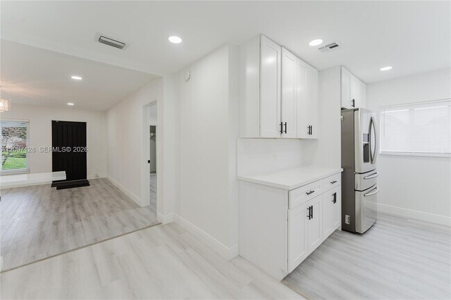 Building Photo - 481 NE 51st St