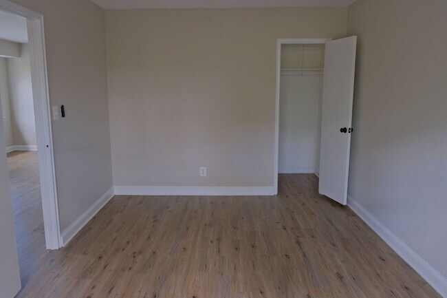Building Photo - Beautiful corner unit in a secure, all-brick, pet-friendly building