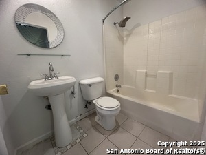 Building Photo - 568 Lake Forest
