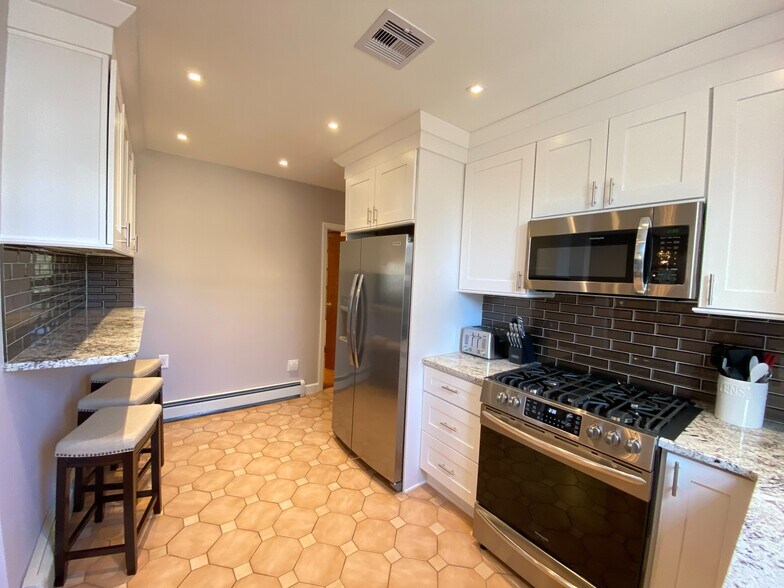 Building Photo - 247 Montclair Ave