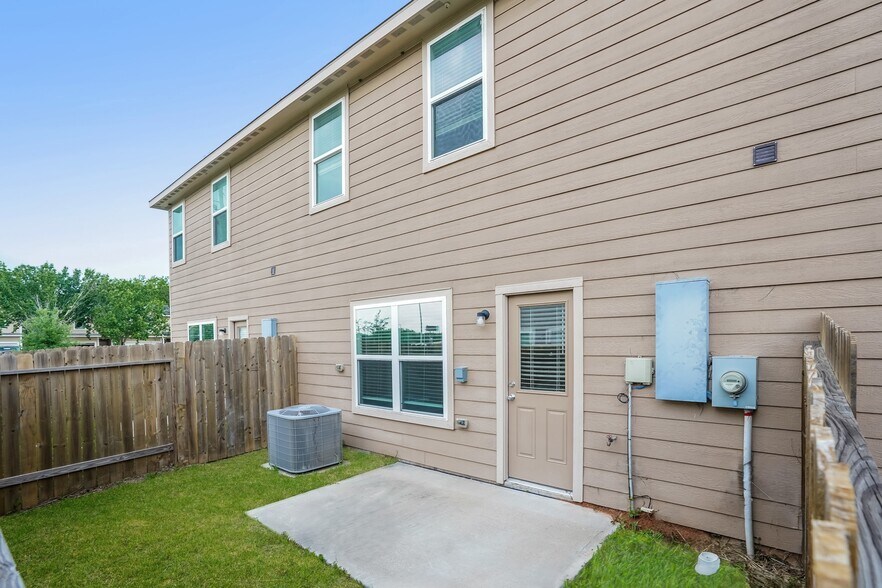 Building Photo - 552 Solomon Ln