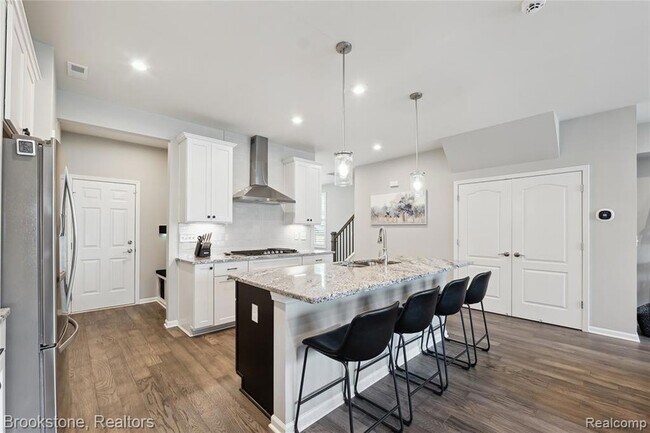 Building Photo - 765 Hummingbird Dr