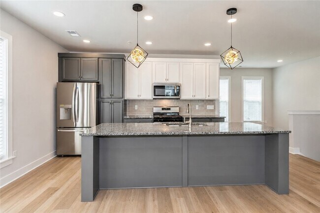 Building Photo - 701 Halcyon Ln
