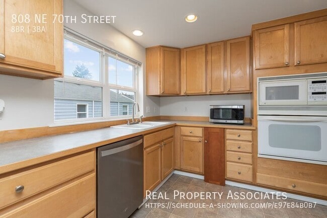 Building Photo - 808 NE 70th St