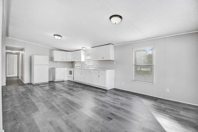 Building Photo - SPACIOUS 3 BR | 2 BA Manufactured Home in Pikeville!  *Trash Pick-up Included*