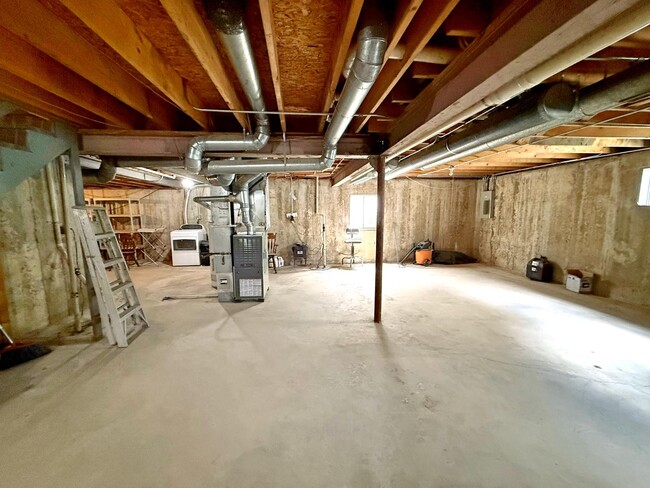 Building Photo - 1013 Pear Tree Ln