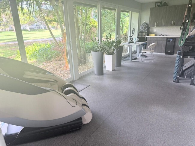 Building Photo - 4021 N Cypress Dr