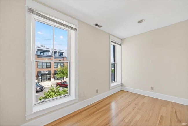 Building Photo - 114 E 6 St