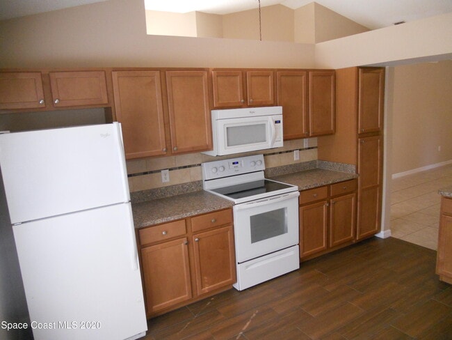 Building Photo - 599 Evergreen St NE