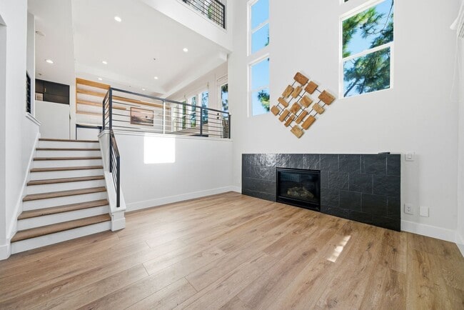 Building Photo - Designer-Upgraded Condo with Loft in Prime Location!