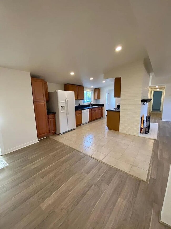 Building Photo - Central costa Mesa 5 bdrm home