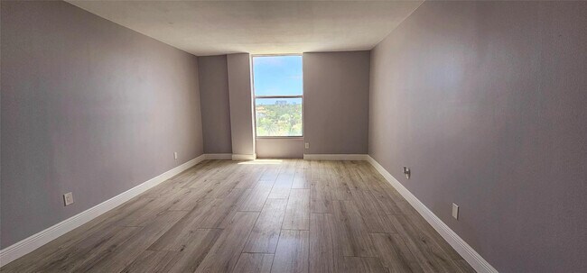 Building Photo - 2000 NE 135th St