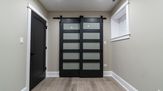 Building Photo - Contemporary 2-Bed, 2-Bath Garden Apartment in Uptown – Move-In Ready!