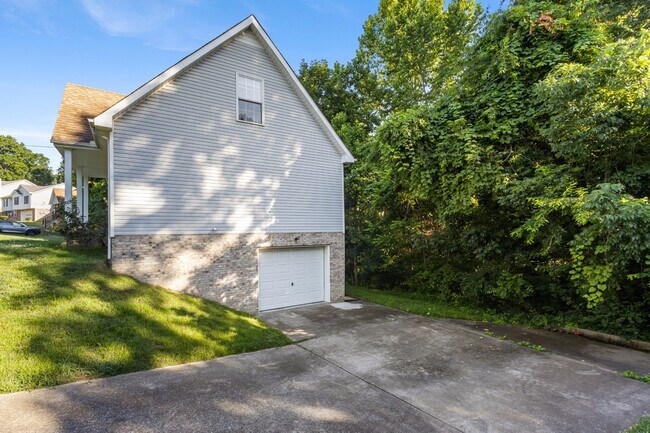 Building Photo - 2627 Elkmont Dr