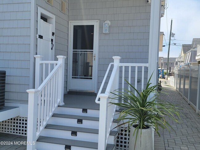 Building Photo - 10 3rd Ave