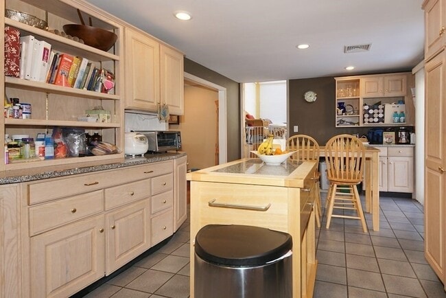 Building Photo - 39 Locust St