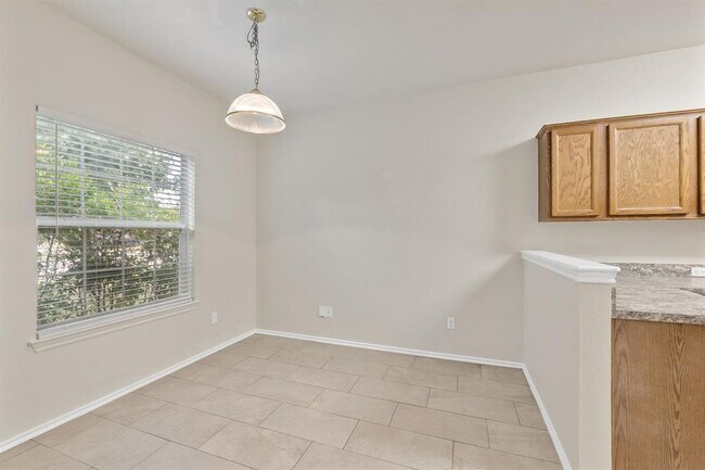 Building Photo - 802 N Creek Blvd
