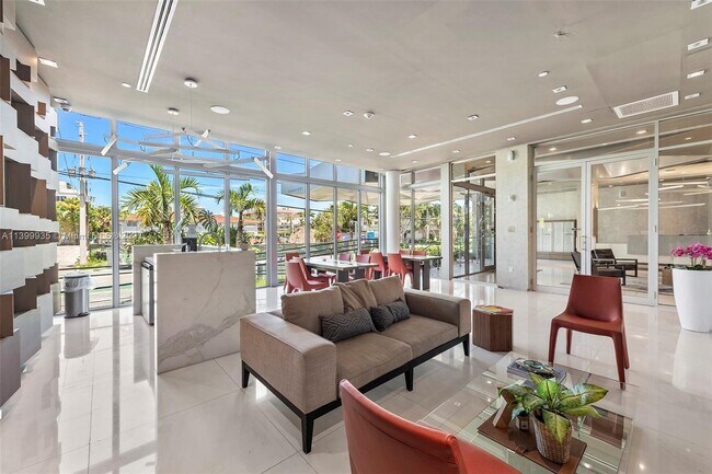 Building Photo - 9940 W Bay Harbor Dr
