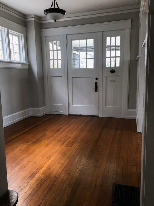 Building Photo - 819 29th St S