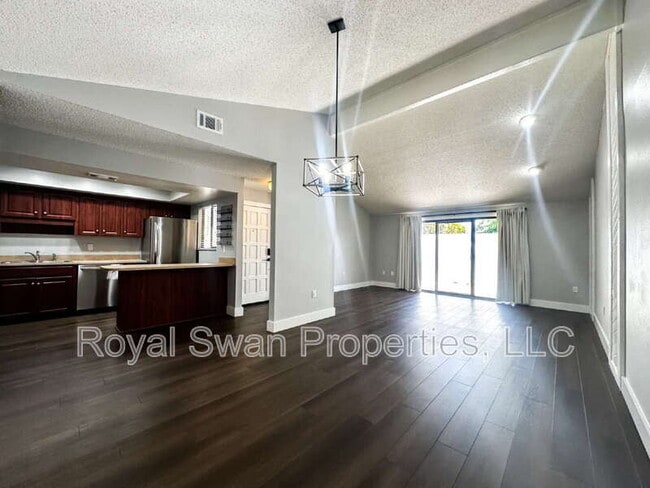 Building Photo - 4228 Oak Loop