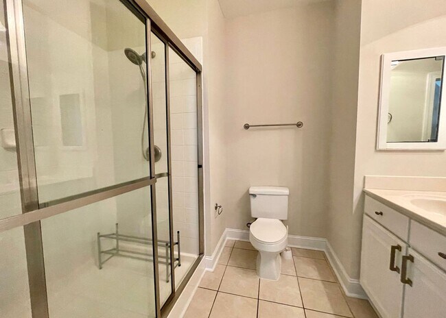 Building Photo - Available May 11th. GROUND FLOOR 3BR/2 BA Condo in Riverland Woods!