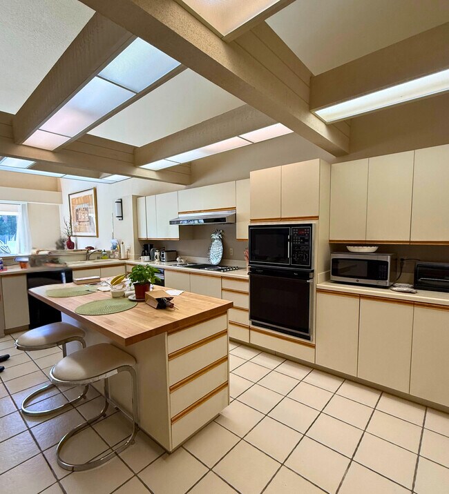 Building Photo - 253 Kavenish Dr