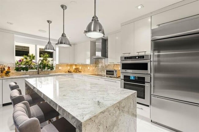 Building Photo - 1000 Venetian Way