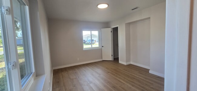 Building Photo - 802 W 17th St