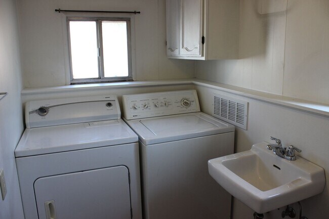 Building Photo - 1407 Danforth Ave