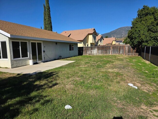 Building Photo - Close to Cal State