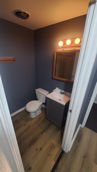 2nd FL full Bath - 509 W 136th Pl