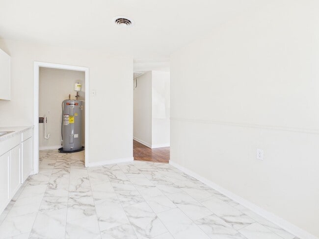 Building Photo - 954 Kingsway Rd