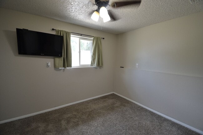 Building Photo - Newly Remodeled 4 Bedroom with AC!