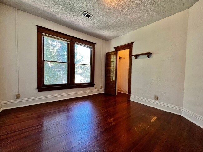 Building Photo - The Remington (BR-LN)