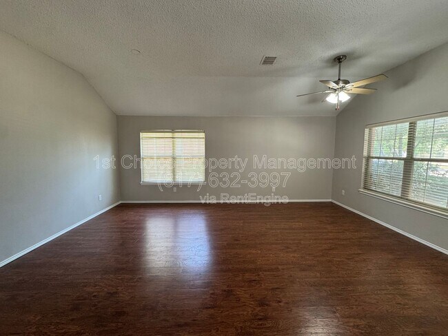 Building Photo - 304 E Clover Park Dr