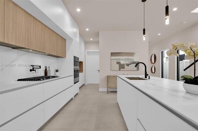 Building Photo - 921 NE 17th Terrace