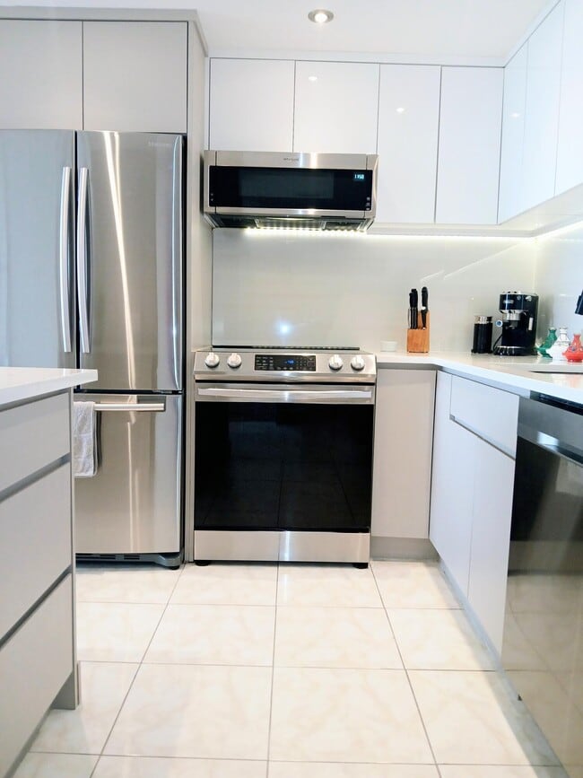 Building Photo - 1830 Embassy Dr